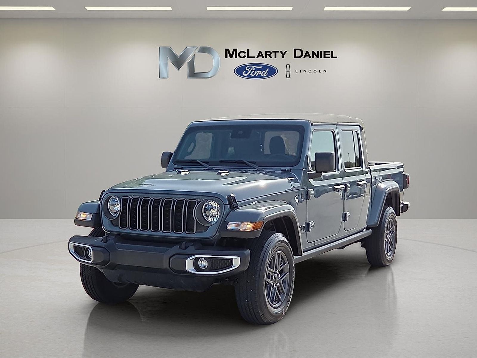 2024 Jeep Gladiator — side profile view