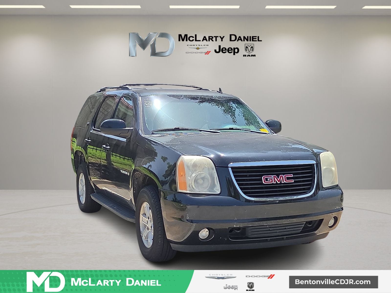 2009 GMC Yukon SLT w/4SB in Onyx Black — front three-quarter view